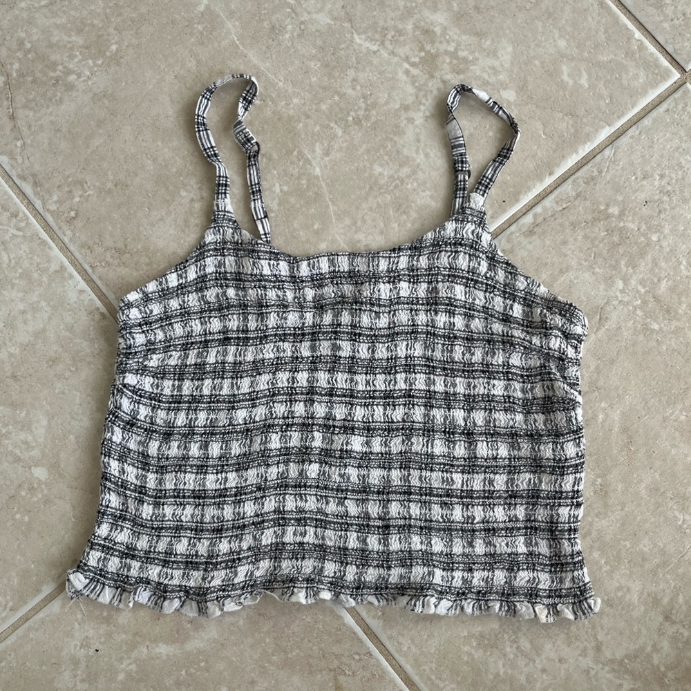 Hollister 💌 Black and white plaid crop top